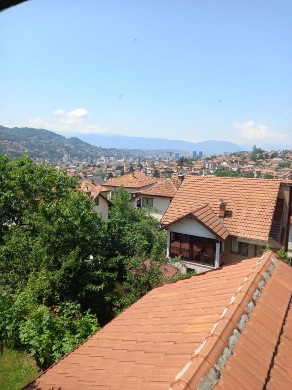 uma vista para um telhado de uma casa em The Bungalows em Sarajevo