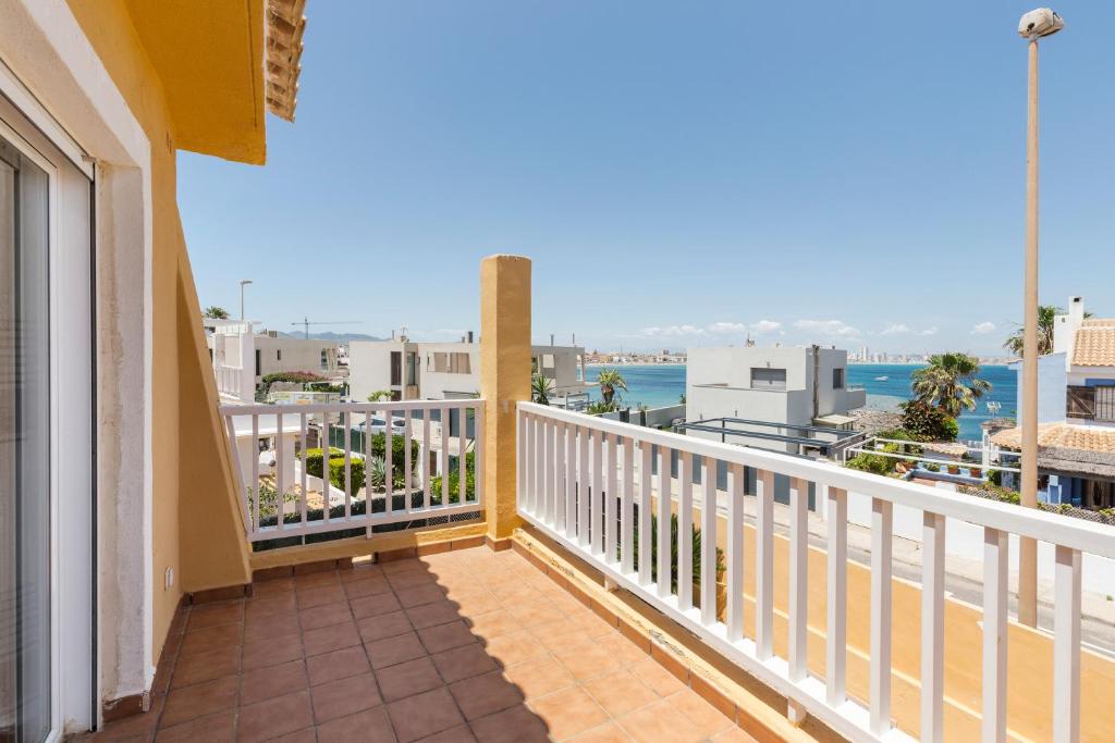 balcón con vistas al océano en La Cala, en Cabo de Palos