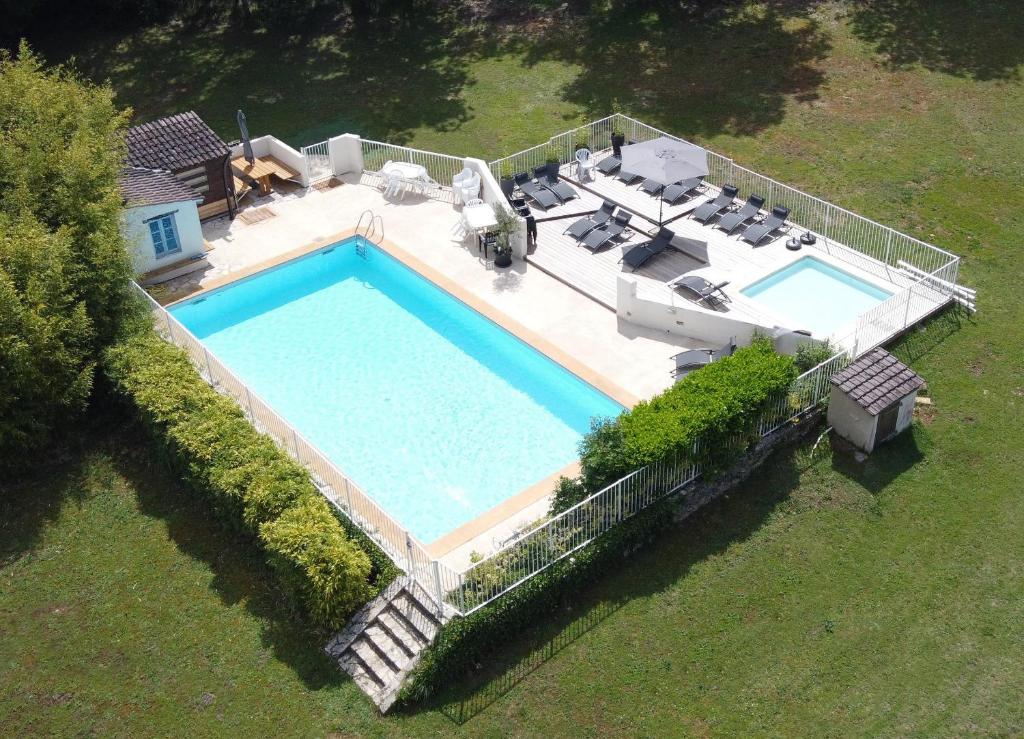 an overhead view of a swimming pool in a yard at Dordogne Glamping in Bouzic