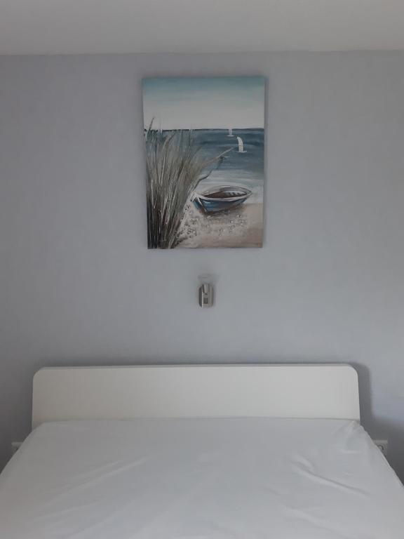 سرير أو أسرّة في غرفة في Ferienhaus Meerzeit mit Außenwhirlpool von Mai bis September