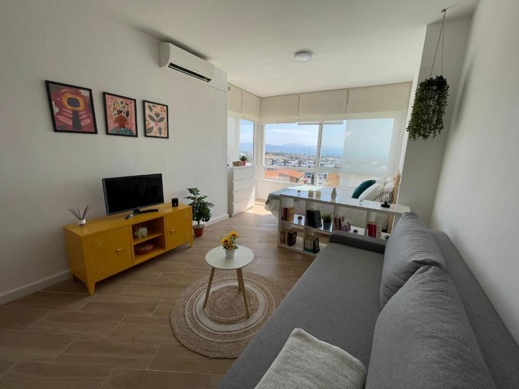 - un salon avec un canapé et une télévision dans l'établissement Estudio con vistas, à Torremolinos