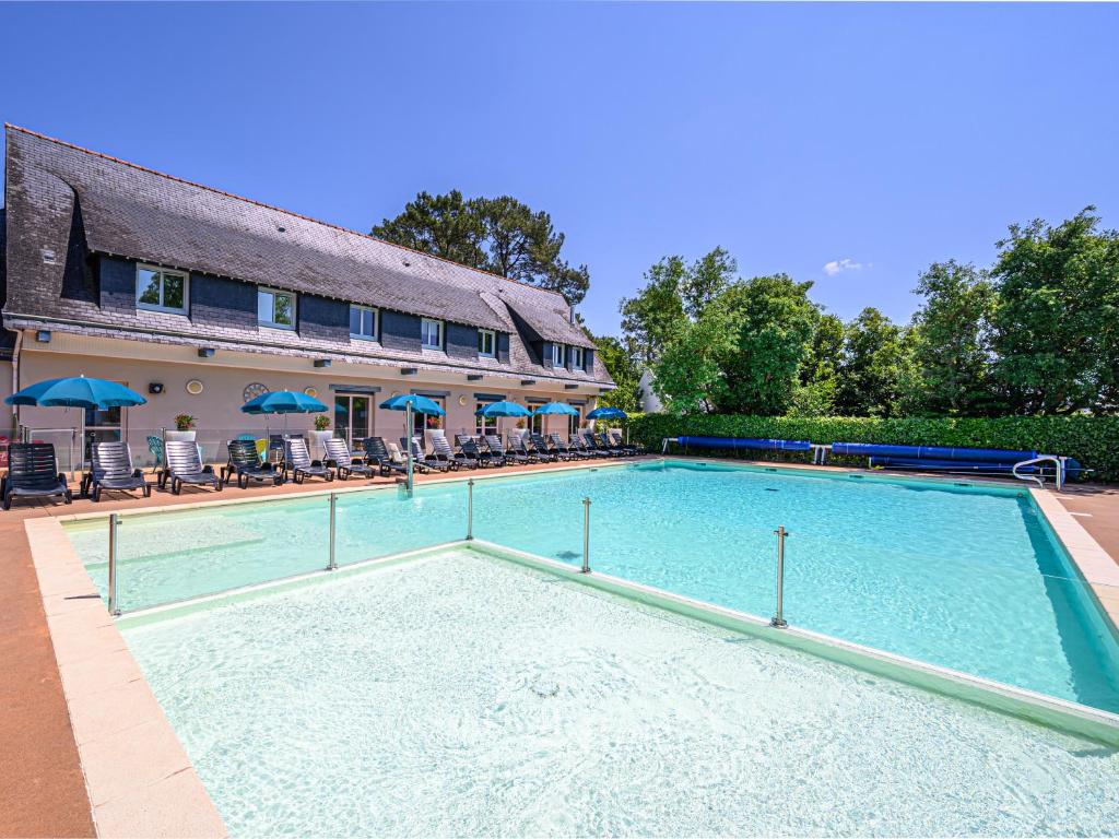une grande piscine en face d'un hôtel dans l'établissement Vacancéole - Ker Goh Lenn - Vannes / Morbihan, à Plescop