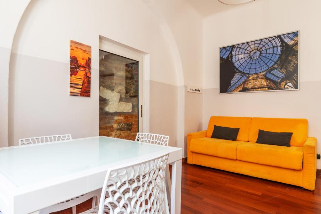 a living room with an orange couch and a window at Da Simone sui Navigli in Milan