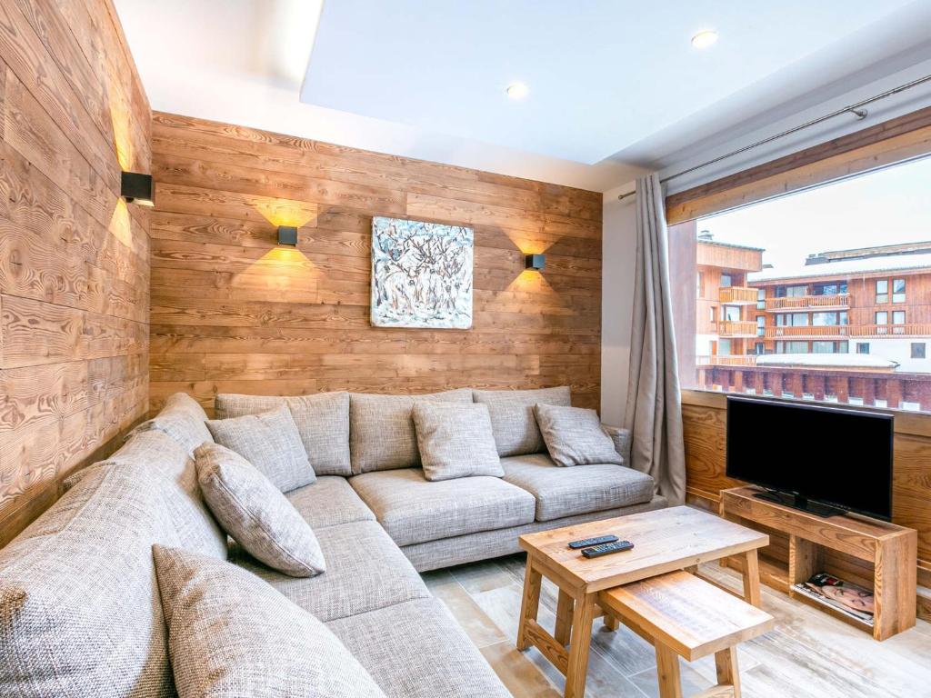 - un salon avec un canapé et une télévision dans l'établissement Appartement Val-d'Isère, 3 pièces, 5 personnes - FR-1-519-22, à Val dʼIsère