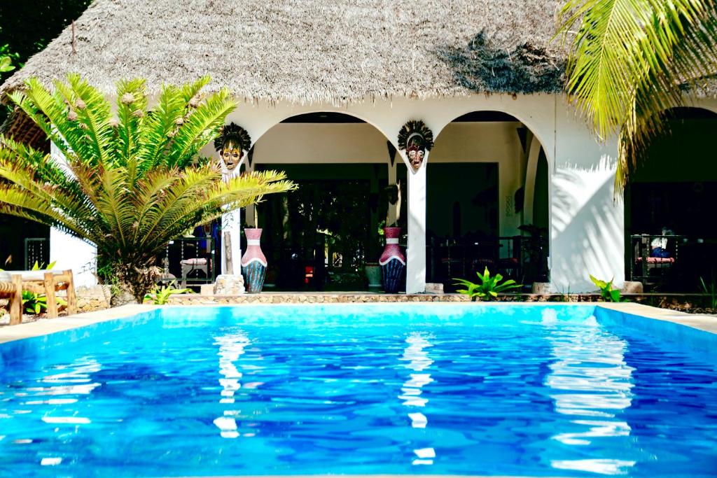 Bazén v ubytování Mambo Ocean Resort nebo v jeho okolí