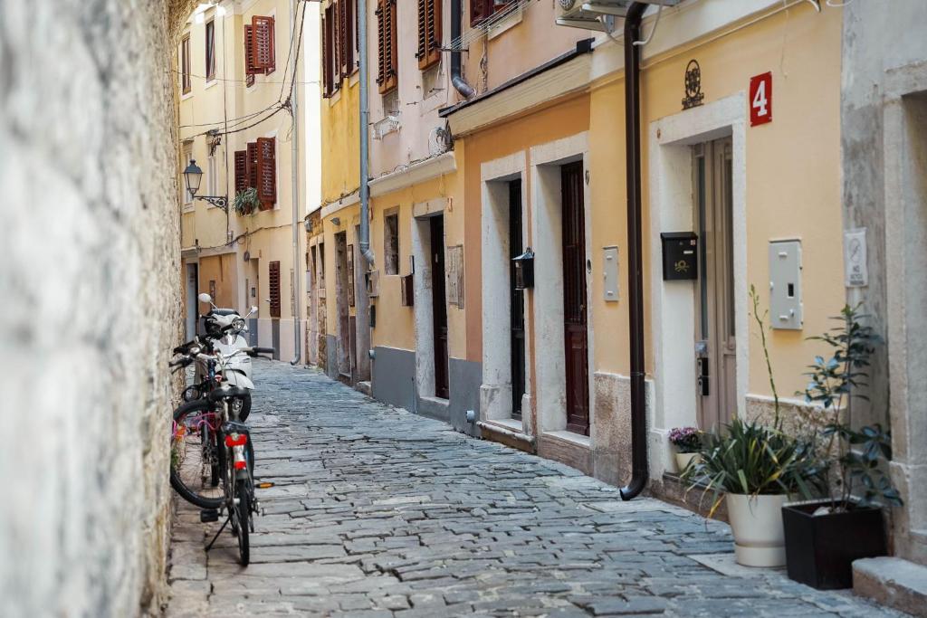 a bike parked on a cobblestone street with buildings at Casa Murraglia No 4 in Piran