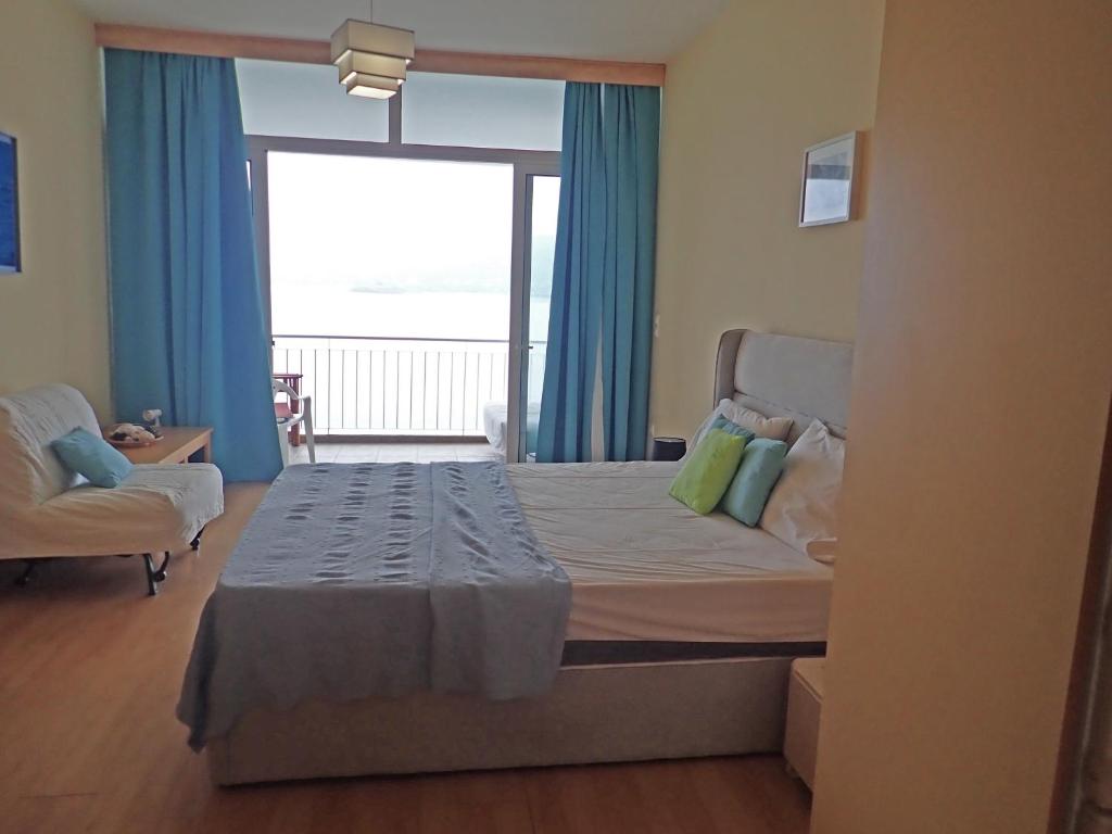 Letto o letti in una camera di Beachfront Studio with Private Path to the Sea