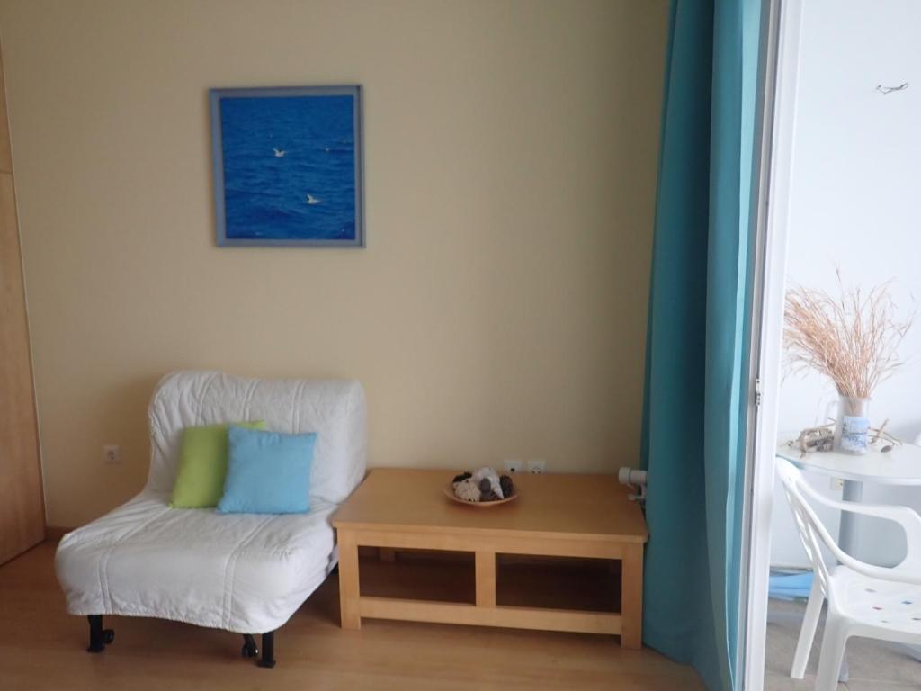 Letto o letti in una camera di Beachfront Studio with Private Path to the Sea