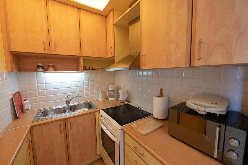 Cucina o angolo cottura di Beachfront Studio with Private Path to the Sea