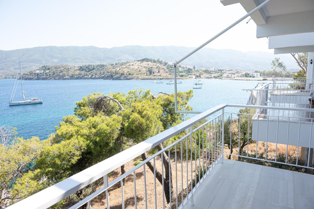 un balcone di una casa con vista sull'acqua di Beachfront Studio with Private Path to the Sea a Poros