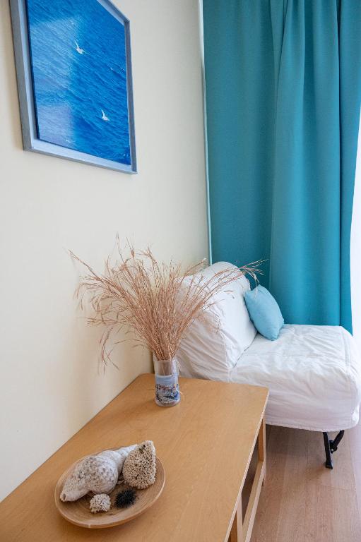 Letto o letti in una camera di Beachfront Studio with Private Path to the Sea