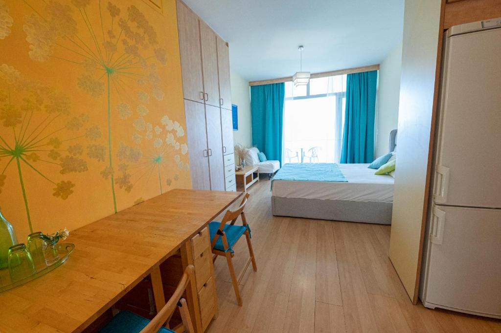 Letto o letti in una camera di Beachfront Studio with Private Path to the Sea