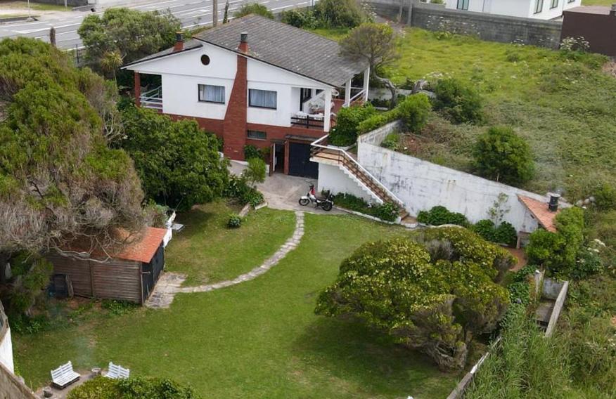 an aerial view of a house with a yard at Casa Porto dos Barcos in Pedornes