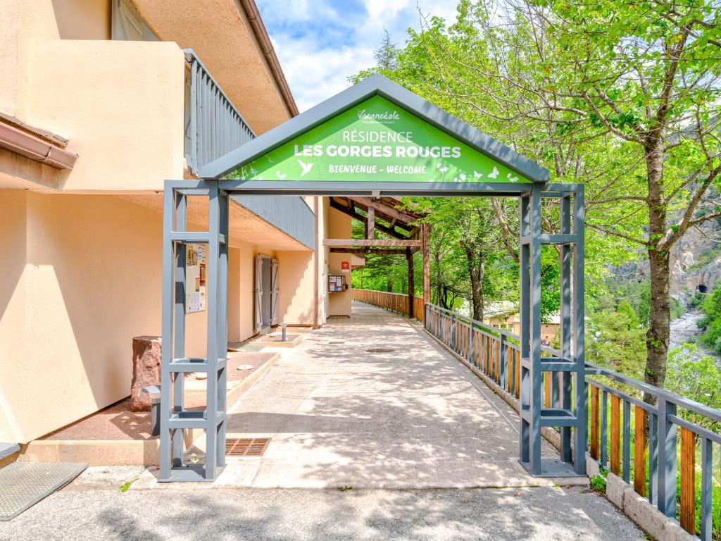 un bâtiment avec un panneau indiquant « pouvoirs des ressources esktop » dans l'établissement Vacancéole - Résidence Les Gorges Rouges, à Guillaumes