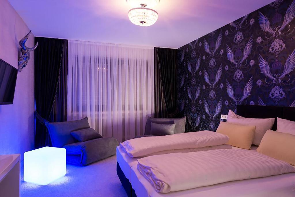 Postel nebo postele na pokoji v ubytování Hotel Hellers Twenty Four I -24h-Check-In-