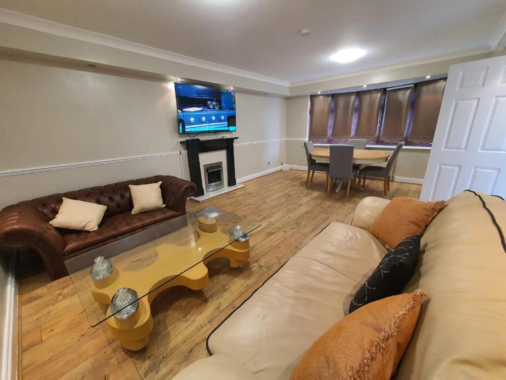 上敏斯特的住宿－Bungalow in leafy area，带沙发、桌子和电视的客厅