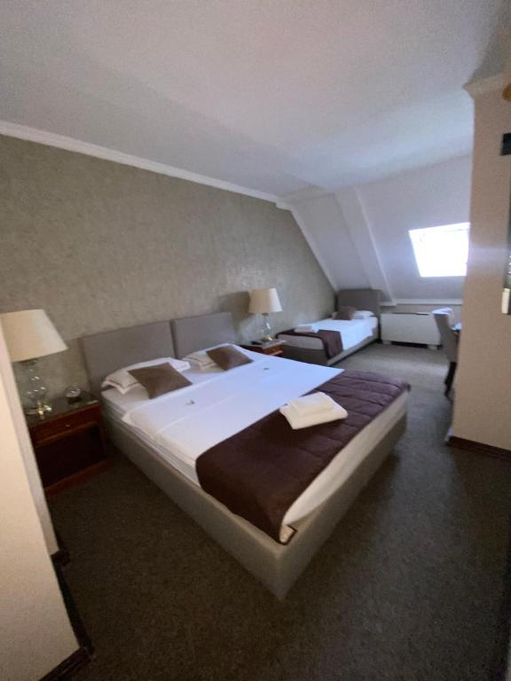 Postel nebo postele na pokoji v ubytování Hotel Skala