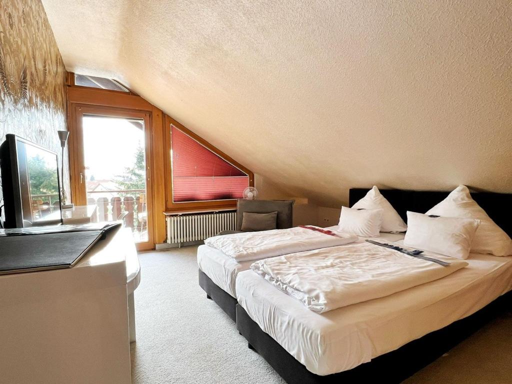 Postel nebo postele na pokoji v ubytování Hotel Hellers Twenty Four I -24h-Check-In-