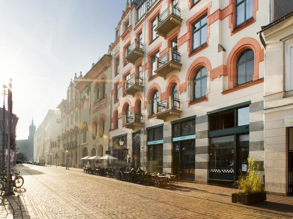 una calle vacía en una ciudad con un edificio en Antique Apartments Old Town, en Cracovia
