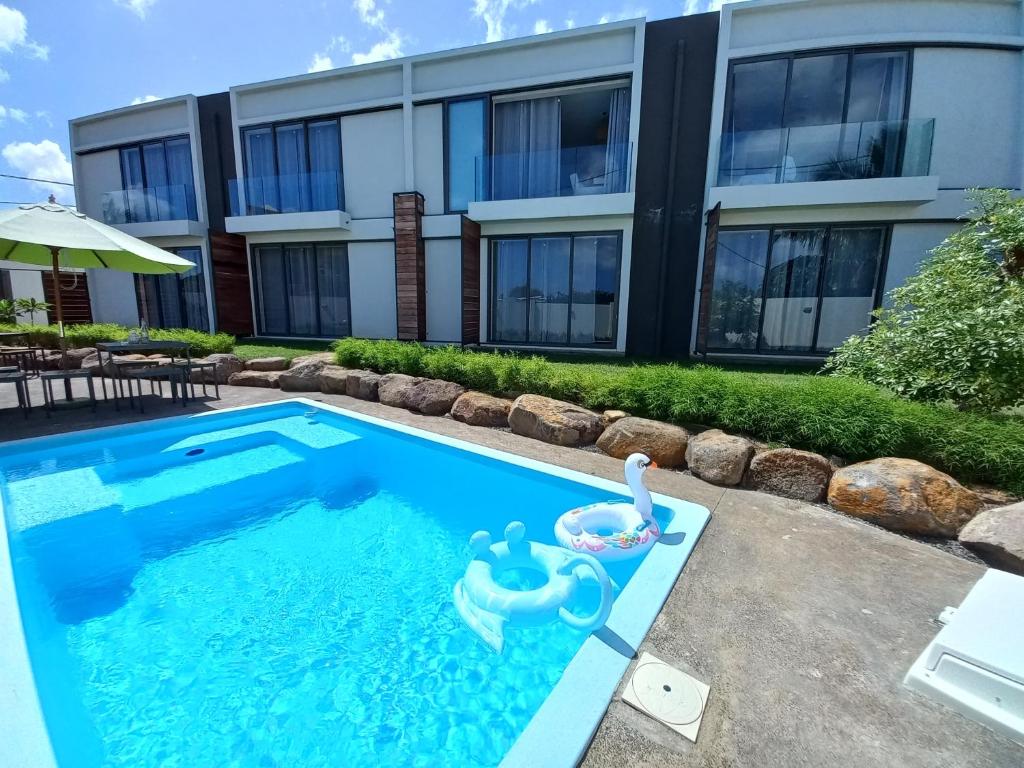 Bazén v ubytování Bois Mapou Self Catering Apartments Unit 102 nebo v jeho okolí