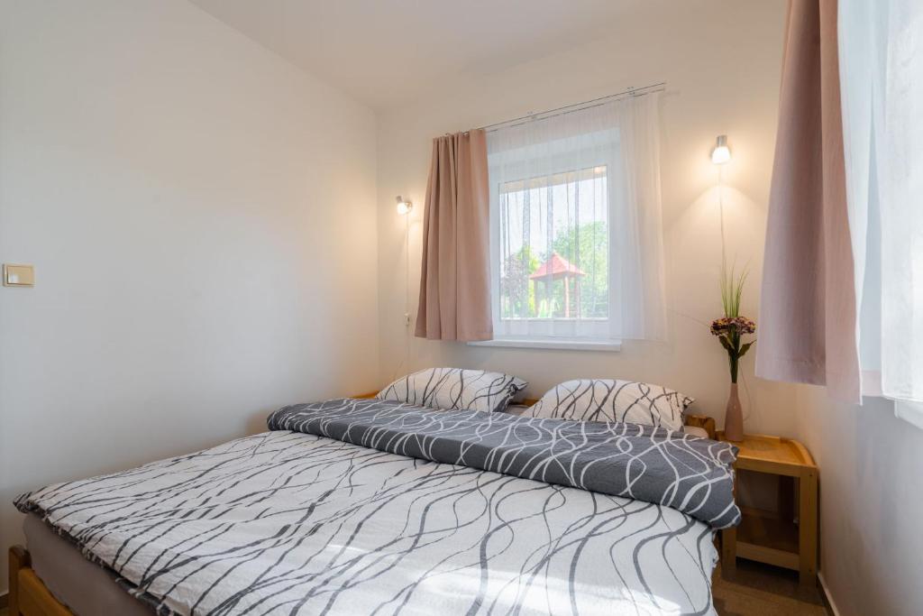 Postel nebo postele na pokoji v ubytování Apartments Nad Rybníky