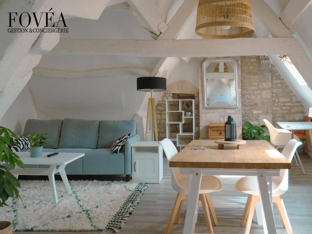 Luna في كايين: غرفة معيشة مع أريكة وطاولة