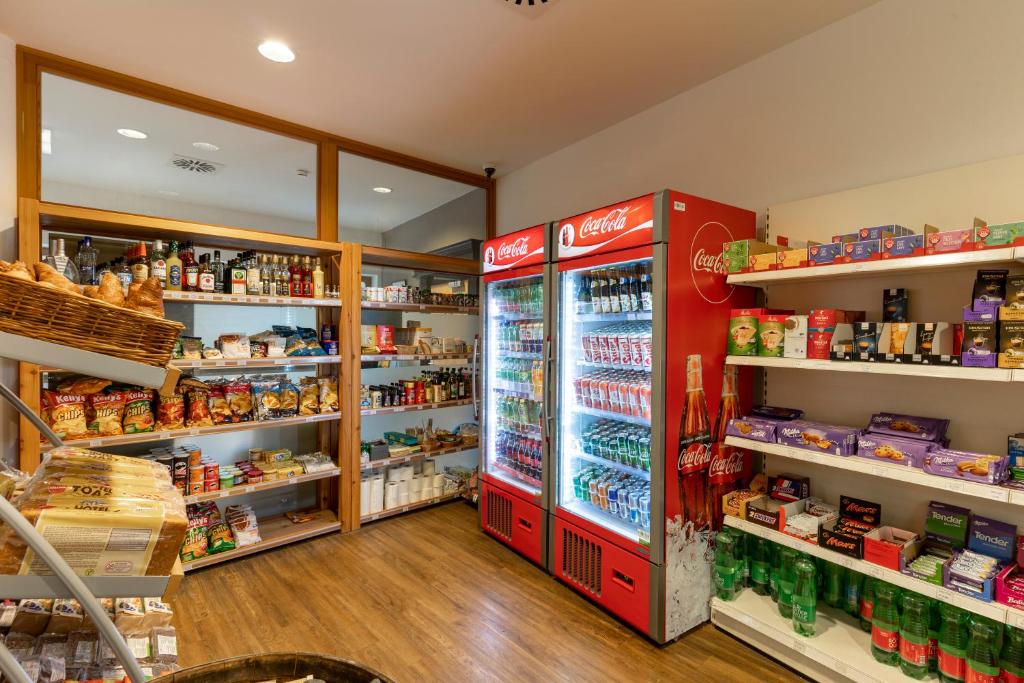 Supermarket alebo iný obchod pri horskej chate alebo v okolí