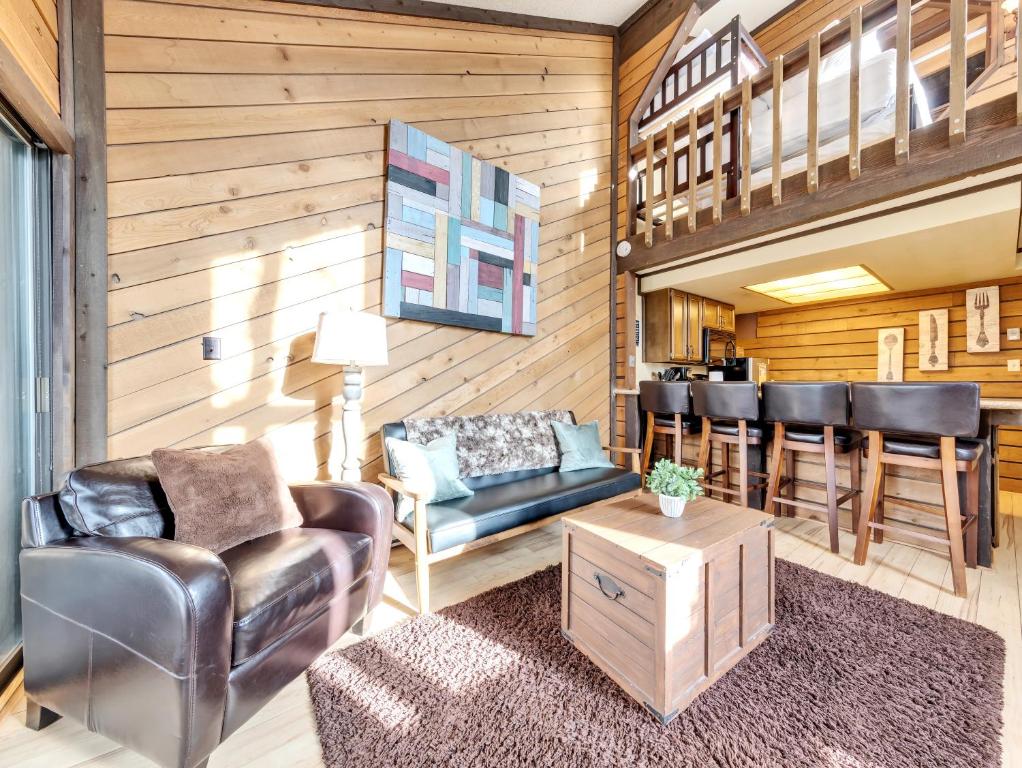 een woonkamer met een bank en een tafel bij Snowshoe Village 5a Ski In-out in Brian Head
