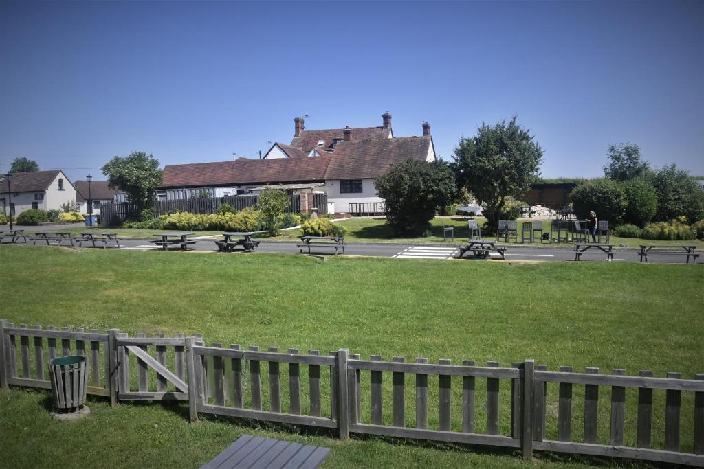 un parque con bancos y una valla en el césped en The Stag Rooms en Stratford-upon-Avon