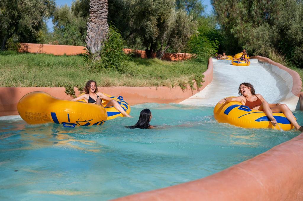 Bazén v ubytování Oasis lodges nebo v jeho okolí