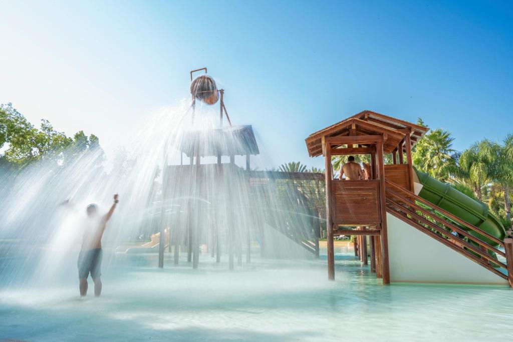Bazén v ubytování Oasis lodges nebo v jeho okolí