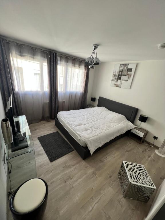 1 dormitorio con 1 cama, escritorio y TV en Superbe appartement plein centre de Lyon, en Lyon