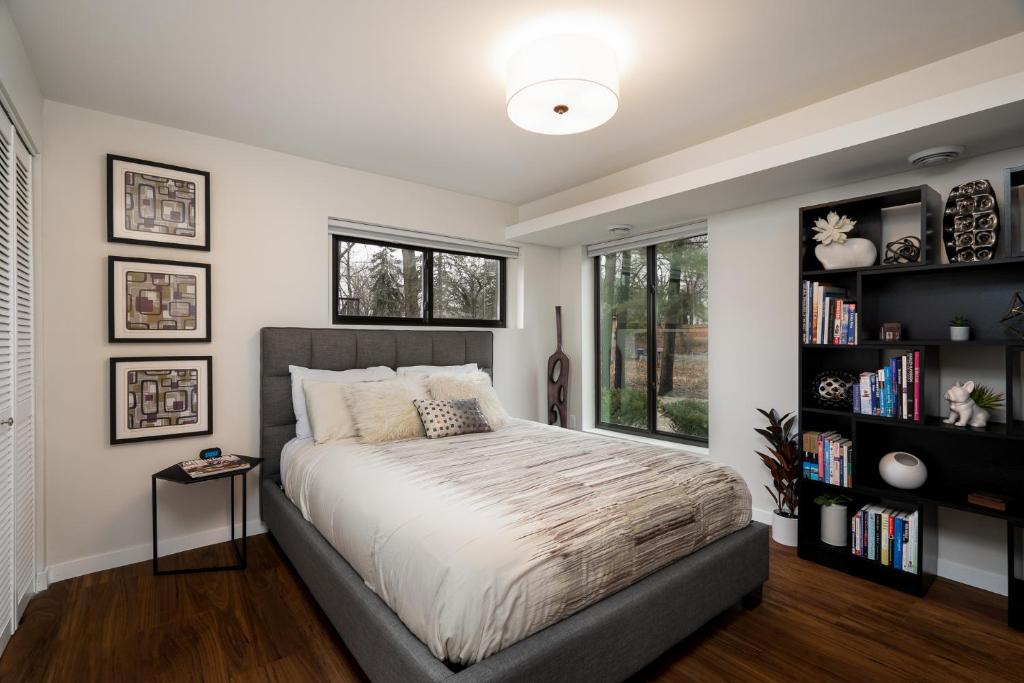 - une chambre avec un lit et une étagère dans l'établissement Bassett Creek Retreat, à Minneapolis
