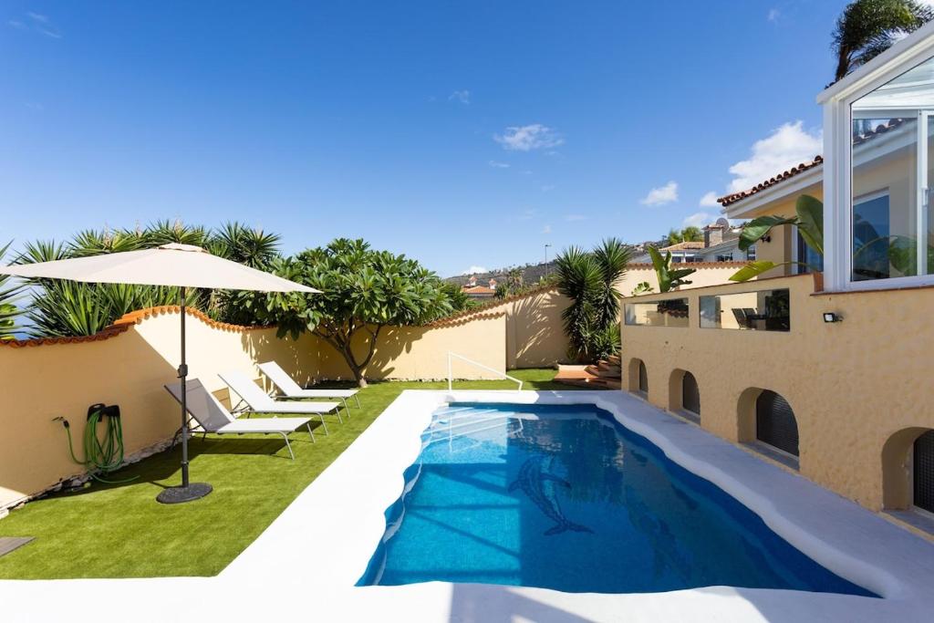 Bazén v ubytovaní EDEN RENTALS Villa La Paz Ocean Views Heated Private Pool alebo v jeho blízkosti