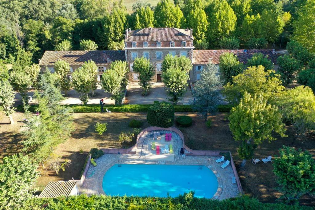 vista aerea di una casa con piscina di Notre Dame des Anges DUPLEX a Rustrel