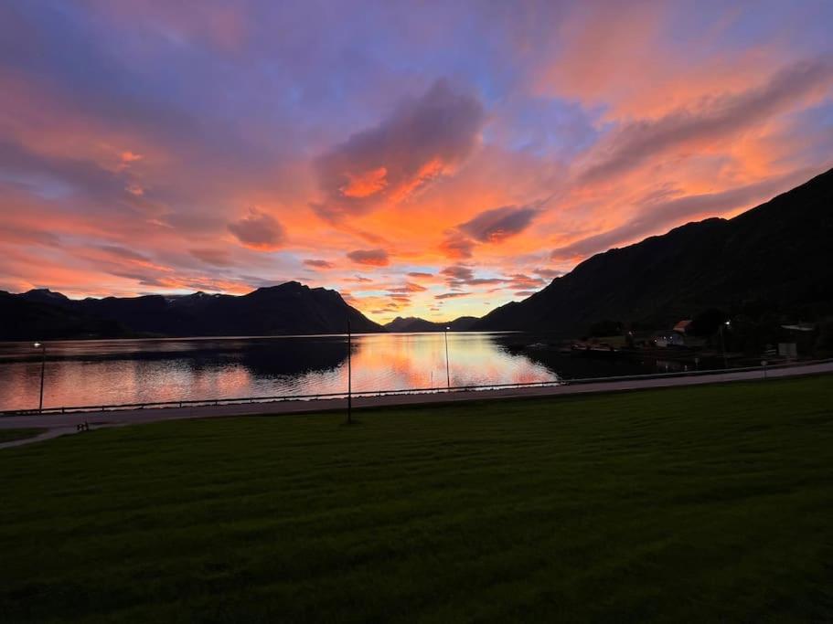 un tramonto su un corpo d'acqua con montagne di Enesi holiday house 