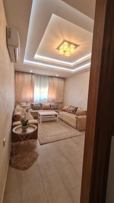 sala de estar con sofá y mesa en Appartement paisible Haut FOUNTY, en Agadir