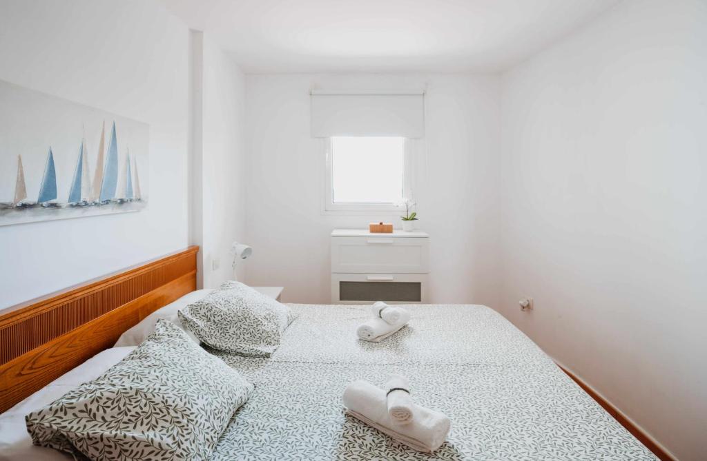 um quarto com uma cama com duas toalhas em Apartamento Maypa 2 Salitre em Meloneras