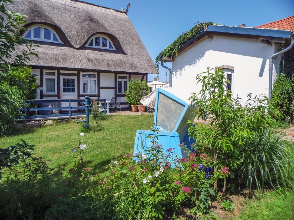 een huis met een spiegel voor een tuin bij Ferienhof Kestermann in Neppermin