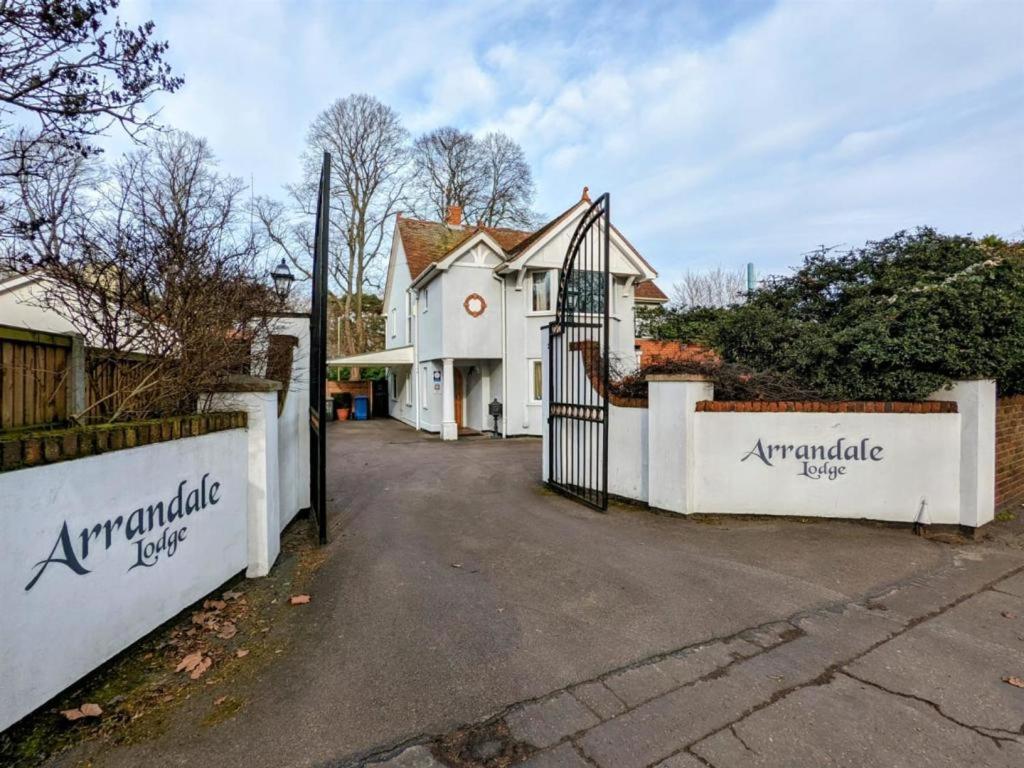 una casa blanca con una puerta delante de ella en Arrandale Lodge, en Norwich