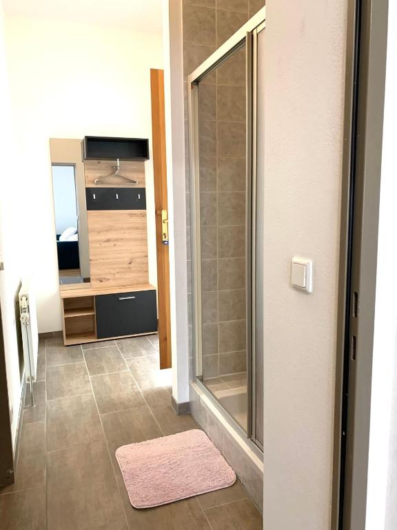 A bathroom at Air-conditioned, quiet Apartment - center of Sankt Pölten - Smart TV
