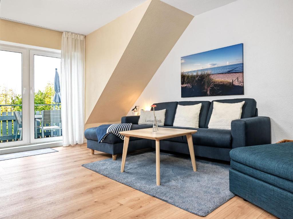 uma sala de estar com um sofá e uma mesa em Haffblick em Insel Poel