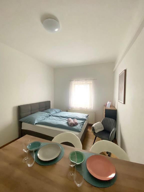 A bed or beds in a room at Air-conditioned, quiet Apartment - center of Sankt Pölten - Smart TV