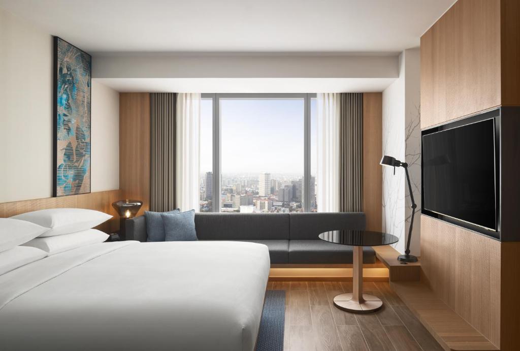 Postel nebo postele na pokoji v ubytování Fairfield by Marriott Phnom Penh