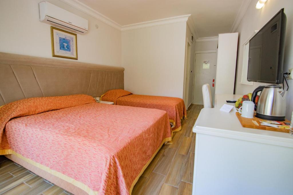 TV a/nebo společenská místnost v ubytování MARBAS SELECT BEACH , Adult Only 14 Plus