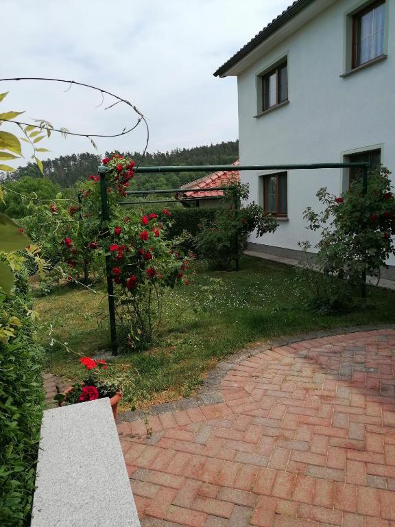 a brick walkway in front of a white house at Ferienhaus Putzke in Stadtilm