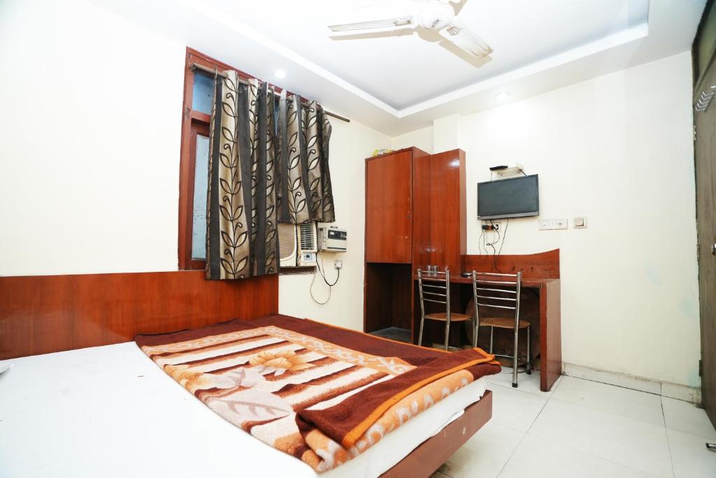 TV a/nebo společenská místnost v ubytování Hotel Ashirwad near New Delhi Railway Station, Paharganj
