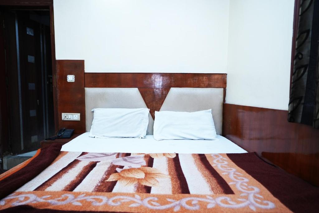 Postel nebo postele na pokoji v ubytování Hotel Ashirwad near New Delhi Railway Station, Paharganj