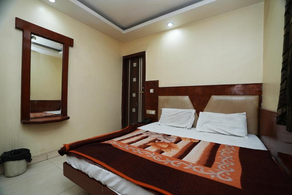 Postel nebo postele na pokoji v ubytování Hotel Ashirwad near New Delhi Railway Station, Paharganj