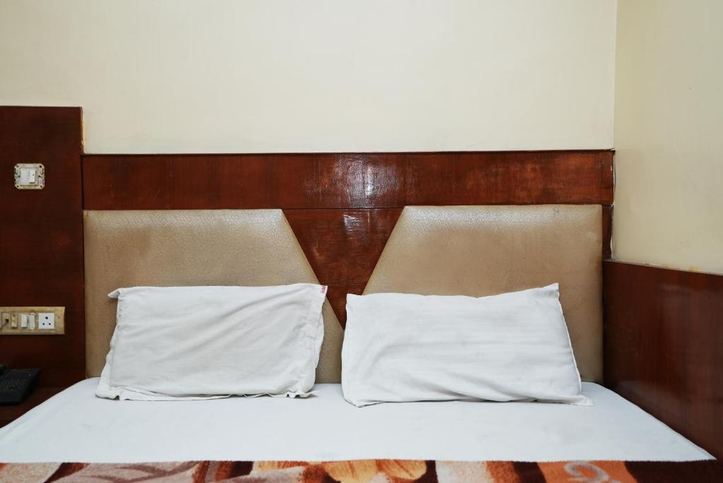Postel nebo postele na pokoji v ubytování Hotel Ashirwad near New Delhi Railway Station, Paharganj